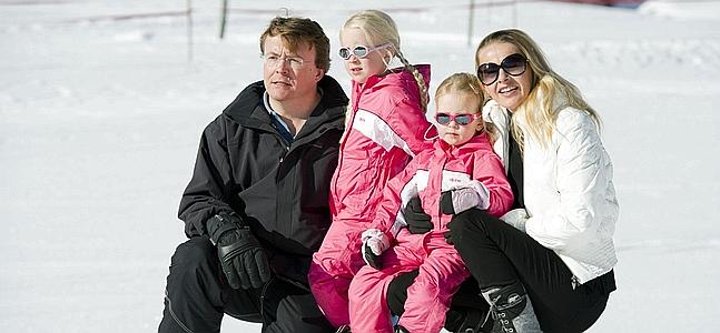 El príncipe holandés junto a su mujer y sus dos hijas. / Afp