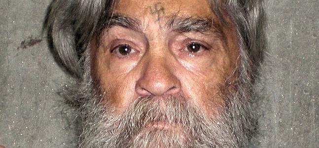 Luce barba gris y mantiene la esvástica en la frente./ CNN
