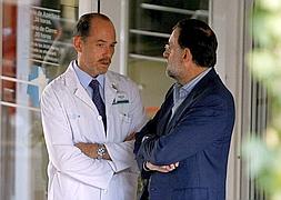 Mariano Rajoy habla con el director gerente del Hospital Universitario Puerta de Hierro. /Foto: Gustavo Cuevas (Efe) | Vídeo: Atlas