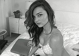 Miranda Kerr posa en ropa interior en Twitter