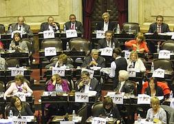 Los diputados argentinos, durante el debate. / Foto: Reuters | Vídeo: Atlas