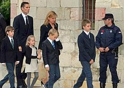 Los duques de Palma, la infanta Cristina e Iñaki Urdangarin, junto a sus hijos, en el funeral de Juan María Urdangarín. / Efe