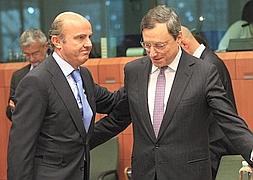 De Guindos y Mario Draghi hoy en Bruselas. / Efe | Atlas