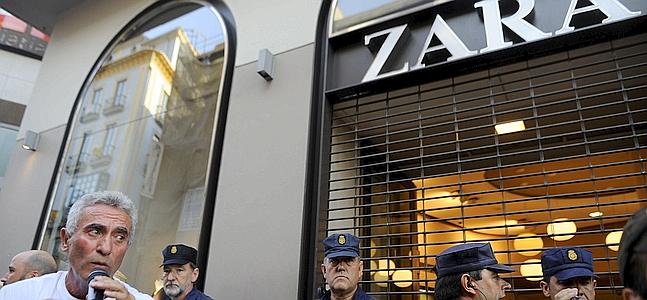 El portavoz del Sindicato Andaluz de Trabajadores (SAT, Diego Cañamero, ante el establecimiento de Zara. / Cristina Quicler (Afp)