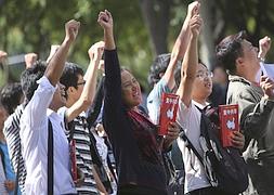 Manifestantes chinos gritan consignas en favor de la soberanía de las islas de Diaoyu. / Efe