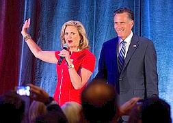 Romney y su mujer, en un acto de campaña. / N. Kamm (Afp)