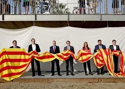 Los candidatos a la presidencia de la Generalitat posan con una 'senyera'. / Efe