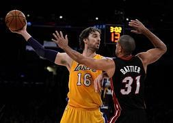 El jugador de Los Ángeles Lakers Pau Gasol pelea por el control del balón con el jugador de Miami Heat Shane Battier. / Efe