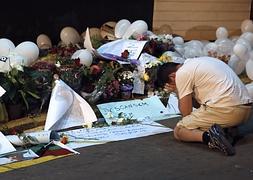 Un hombre llora ante las flores en homenaje a las víctimas. / Edison Vara (Reuters)