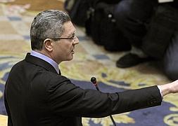 El ministro de Justicia, Alberto Ruiz-Gallardón (i), durante su intervención en el pleno del Senado. / Efe