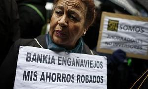 Una mujer protesta contra Bankia. / Reuters