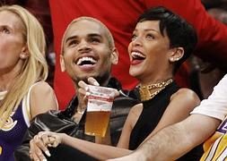 Chris Brown y Rihanna, durante un partido de los Lakers. / Archivo | Europa Press