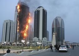 Vista del incendio que asola un rascacielos de 40 plantas en Grozni. / Foto: Kazbek Vakhayev (Efe) | Vídeo: Atlas