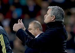 Mourinho da instrucciones a sus jugadores durante el partido contra el Galatasaray. / Efe