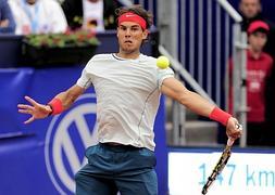 Nadal golpea la pelota el en partido contra Raonic. / Efe