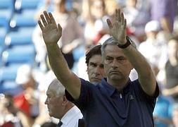 Mourinho se despide al finalizar el partido. / Efe