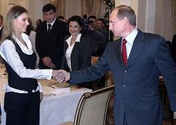 Putin saluda a Alina Kabáyeva, con la que se rumorea que podría mantener una relación. / S. Chirikov (Afp)