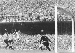 Imagen del Mundial de 1950 en Brasil, con la portería con los palos y el larguero cuadrados. / Archivo