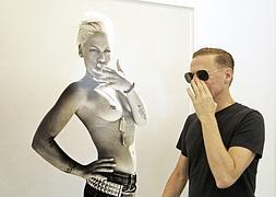 Bryam Adams pasa delante de su fotografía de Pink en la exposición en Viena. / Afp