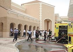 Los bomberos tratan de sofocar el fuego en la guardería de Doha, el 28 de mayo de 2012. / Reuters
