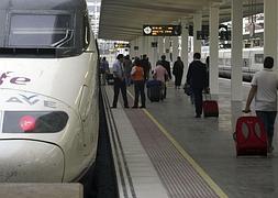 Viajeros cogiendo el AVE para sus vacaciones. / Foto: Efe