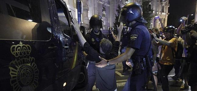 Cientos de personas protestas en Gran Vía. / P-P. Marcou (Afp)