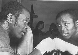 Emile Griffith frente al espejo en una imagen de 1973. / Archivo