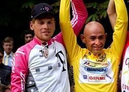 Ullrich(i) y Pantani, en el Tour de 1998./ Efe