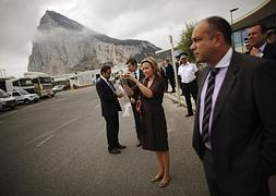 Los observadores de la UE toman fotografías frente al Peñón. / Jon Nazca (Reuters)