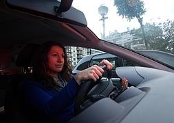 Una mujer conduce un coche en San Sebastián. / G. Rivas