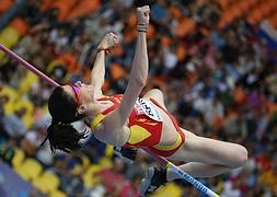 Beitia salta en la final de salto de altura de los Mundiales de Moscú. / Franck Fife (AFP)