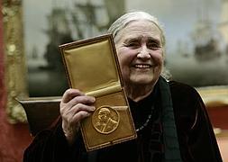 Doris Lessing posa con el Nobel de Literatura en 2007. / Archivo