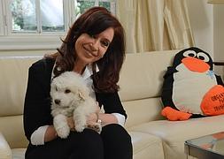La presidenta Argentina presenta a su mascota./ Efe