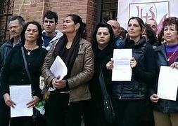 Vecinos de Sabinillas, a las puertas de la parroquia. / Ester Ramos