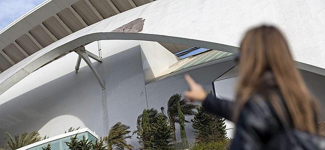 Una joven señala hacia el lugar donde se aprecia el desprendimiento. / Efe