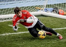 Iker Casillas, durante un entrenamiento. / Emilio Naranjo (Efe)