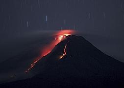 El volcán Sinabung escupe dos lenguas de lava tras entrar en erupción, en el norte de la isla de Sumatra (Indonesia). / Efe