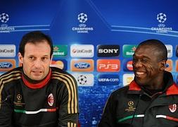 Seedorf, junto a Allegri, el técnico al que sustituye en el Milan. / Afp
