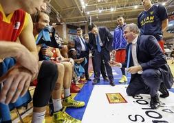 Quintana, en un tiempo muerto durante el partido ante el Río Natura Monbus. / Efe