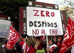 Concentración de trabajadores de Coca-Cola ayer en Palma. / Efe