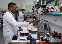 Investigadores realizan pruebas en el laboratorio. / C. Moreno