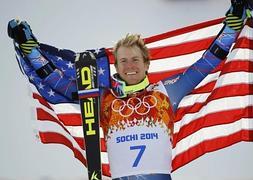Ted Ligety posa orgulloso con la bandera estadounidense en Sochi 2014. / Kai Pfaffenbach (Reuters)