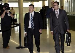 Diego Torres (d), imputado en el 'caso Noos', junto a su abogado Manuel González Peeters. / Efe