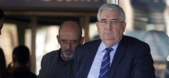 El exdirector del colegio Valdeluz, a la salida del juzgado. / J. L. Pino (Efe)