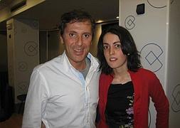 Paco Gonzalez posa con Lorena Gallego, presunta autora del intento de asesinato. / Archivo