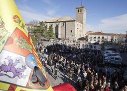 Cerca de mil personas participan en una concentración en la plaza de Cebreros (Ávila). / Efe | Vídeo: Atlas