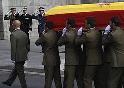 El féretro de Suárez, a su llegada al Congreso. / Susana Vera (Reuters)