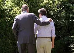 El Rey abraza a Adolfo Suárez, en la visita que le hizo en su casa en julio del 2008. / Adolfo Suárez Illana