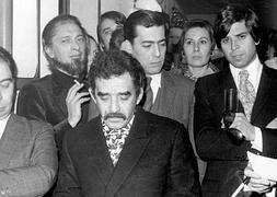 En primera fila, Gabriel García Márquez; detrás, Mario Vargas Llosa. / Archivo