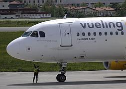 Avion de Vueling en un aeropuerto. / Archivo